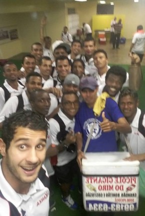 Jogadores do River-PI fazem festa com vendedor de picolé após vitória sobre o Santos-AP.(Imagem:Reprodução/Facebook)