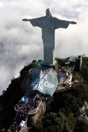 Cristo Redentor dá boas vindas para a Copa do Mundo no Brasil(Imagem:Beth Santos / Prefeitura do RJ)