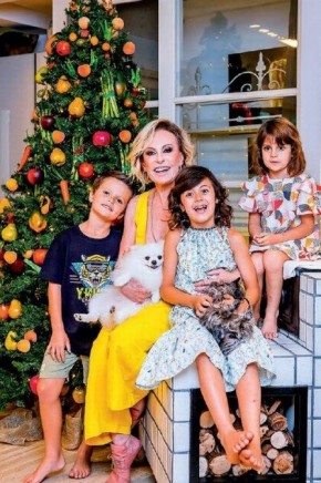 Ana Maria Braga com os três netos em sua mansão em São Paulo(Imagem:Martin Gurfein/Revista Caras)