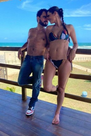 Luciano Camargo posa sem camisa com a mulher em hotel no Ceará(Imagem:Reprodução/Instagram)