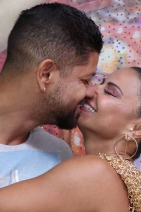 Viviane Araújo troca beijos com o namorado e cita Djavan: 