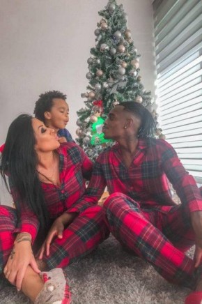 Lincoln Henrique, a mulher Adriana Muller e o filho de pijama no Natal(Imagem:Reprodução/Instagram)