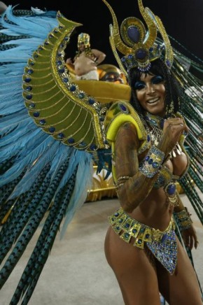 Com fantasia de Cleópatra, Carla desfilou na União da Ilha.(Imagem:Marcelo Theobald/Extra  )
