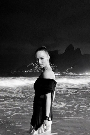 Mariana Ximenes dá mergulho durante a madrugada em praia do Rio(Imagem:Reprodução/Instagram)