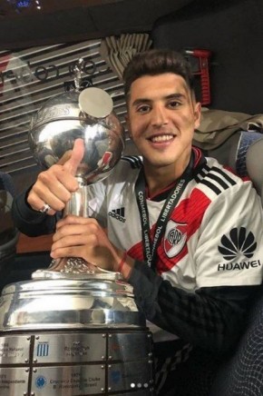 Exequiel Palacios com a taça de campeão da Libertadores do River Plate de 2018.(Imagem:Reprodução/Instagram)