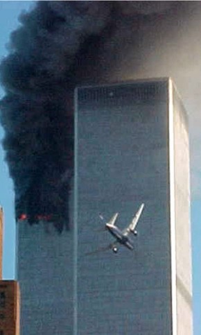 Um dos aviões se dirige para as Torres Gêmeas em 11 de setembro de 2001(Imagem:AP)