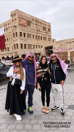 Rafaella, Gabigol, Camila Bastiani e Arrascaeta passeiam pelas ruas de Doha (Imagem:Reprodução/Instagram)