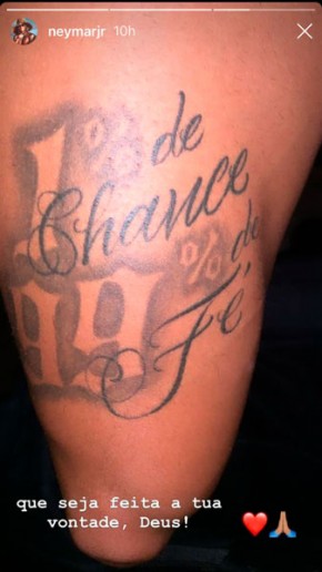 Neymar compartilhou uma imagem de uma de suas tatuagens, na qual está escrito