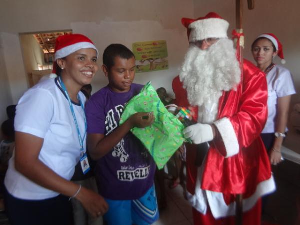 Papai Noel distribuiu presentes para crianças em Floriano.(Imagem:FlorianoNews)