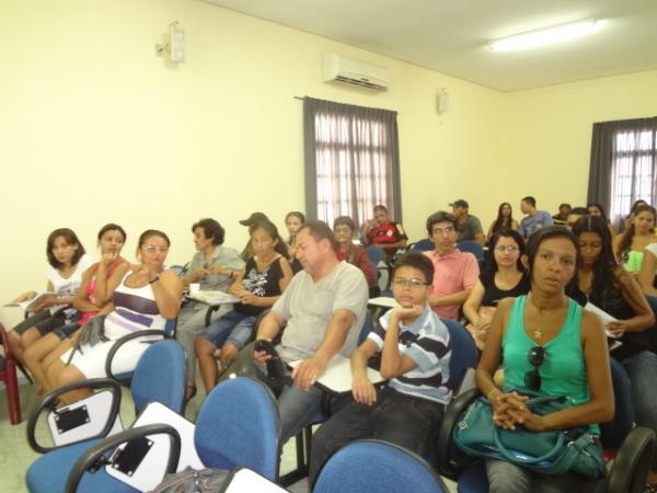 FAMCC promoveu reunião para orientar mutuários.(Imagem:FlorianoNews)
