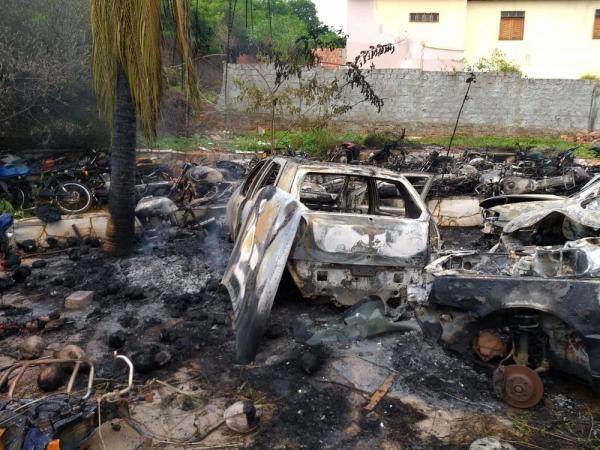 O Corpo de Bombeiros conseguiu controlar o incêndio por volta das 2h madrugada (Imagem:Antônio Rocha/TV Clube)