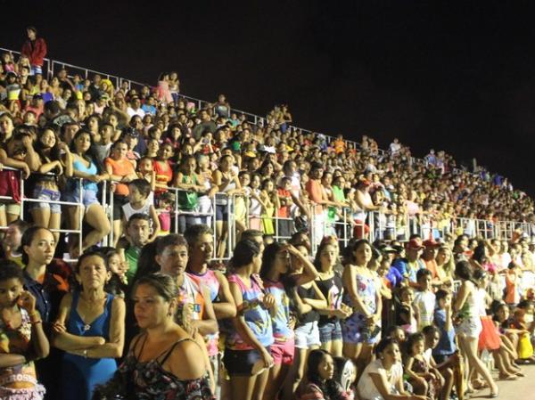 Público lotou as arquibancadas no corredor da folia em Parnaíba.(Imagem:Ellyo Teixeira/G1)