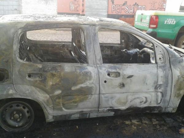 Veículo foi incendiado no Residencial Deus Quer, Zoa Sudeste de Teresina.(Imagem:Polícia Militar/Divulgação)