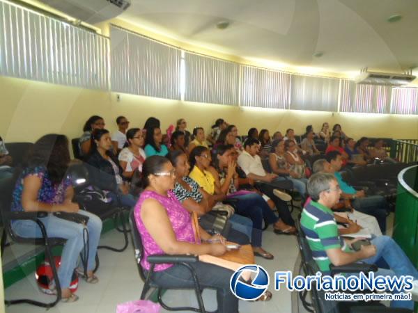 Trabalhadores em educação da rede municipal participam de assembleia geral.(Imagem:FlorianoNews)
