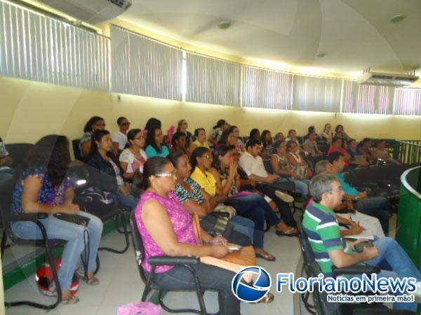 Trabalhadores em educação da rede municipal participam de assembleia geral.(Imagem:FlorianoNews)