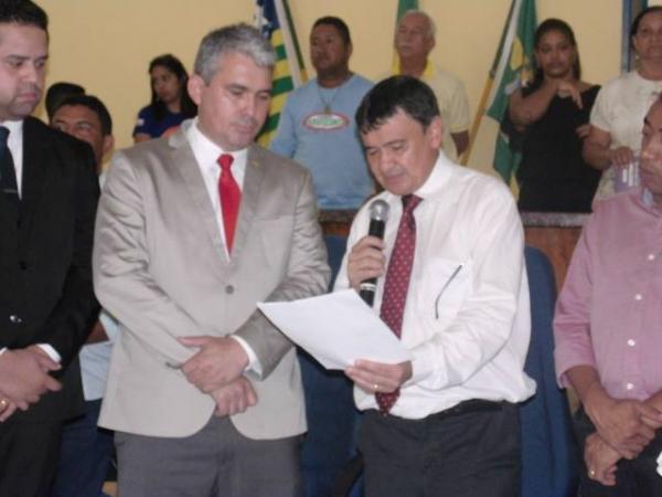 Presidente do Legislativo florianense entrega reivindicações ao Governador W. Dias.(Imagem:FlorianoNews)