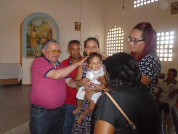 Crianças recebem o batismo na Igreja Matriz de Nossa Senhora das Mercês.(Imagem:FlorianoNews)
