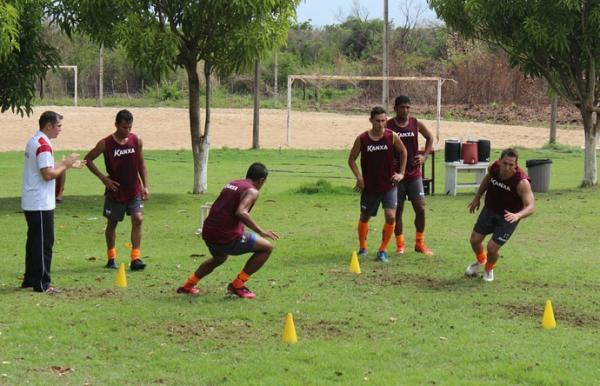 Rômulo Santiago conduz atividade no Poleiro do Galo.(Imagem:Antônio Fontes/GloboEsporte.com)