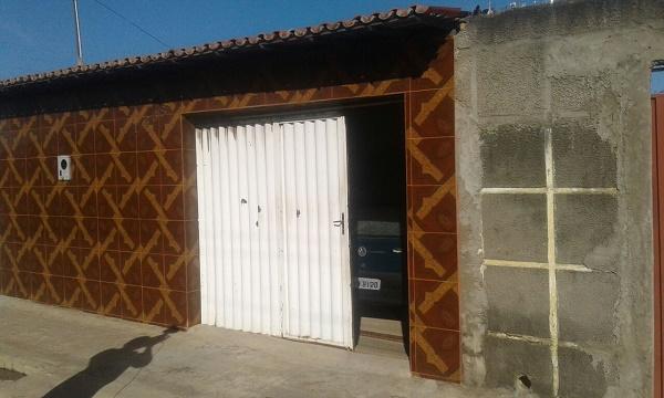 Resid&ecirc;ncia do PM atingida pelos disparos.(Imagem:Tem&iacute;stocles Filho/jc24horas)