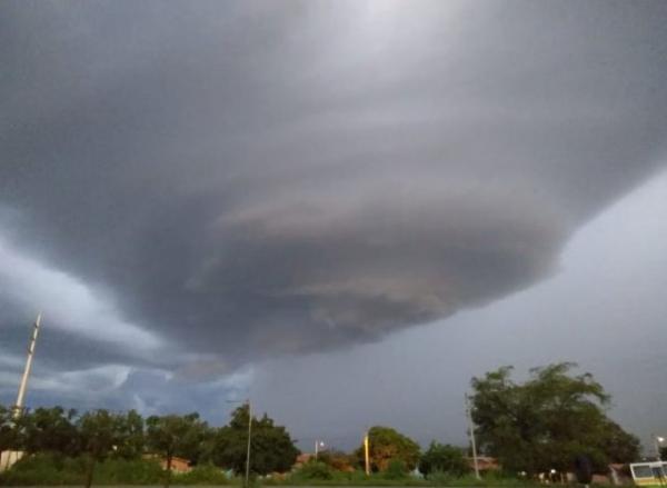 Nuvem em forma de tornado é fenômeno perigoso e raro no NE, diz climatologista.(Imagem:José Gonçalves)