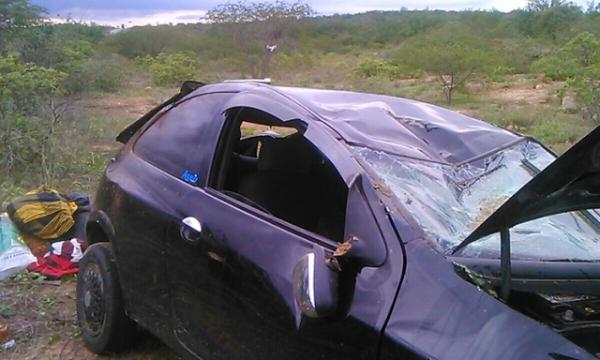 Pneu estoura e carro capota na BR 407 com trabalhadores de Massapê do Piauí.(Imagem:Cidadeverde.com)