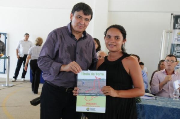 Governador entrega títulos de terra em Batalha.(Imagem:Francisco Leal)