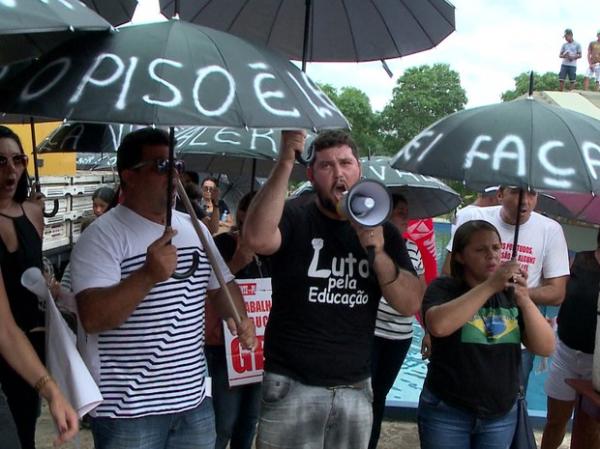 Professores em greve protestaram durante solenidade da Batalha do Jenipapo.(Imagem:Reprodução/TV Clube)