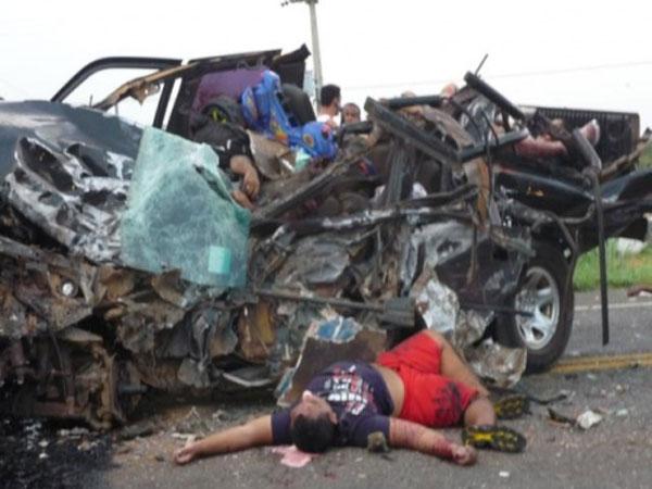 Colisão entre ônibus e Hilux deixa sete mortos(Imagem:Divulgação)