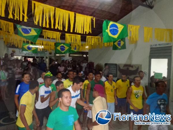 Acadêmicos da UESPI demonstraram patriotismo através de projeto de dança.(Imagem:FlorianoNews)