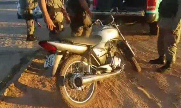 Motocicleta é encontrada abandonada em princípio de incêndio no bairro Tiberão.(Imagem:Reprodução/Jc24horas)