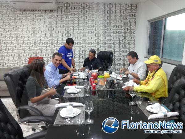 Prefeito Gilberto Júnior recebeu o troféu de Melhor Carnaval do Piauí.(Imagem:FlorianoNews)