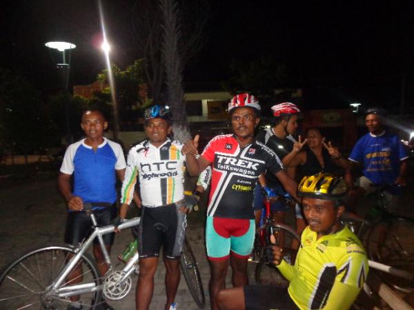 Associação dos Corredores do Sertão realizou 1º passeio ciclístico noturno.(Imagem:FlorianoNews)