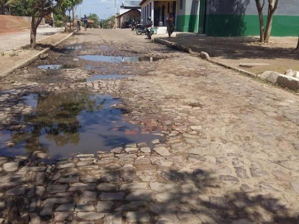 Ruas esburacadas no Centro da cidade de Porto.(Imagem:Hélio Thadeu/VC no G1)