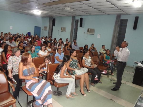 Realizada a palestra ?Excelência no Atendimento, o caminho para o sucesso em vendas? em Floriano.(Imagem:FlorianoNews)