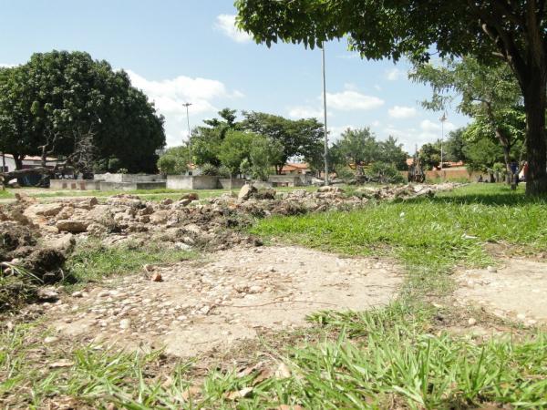 Iniciadas obras da Praça da Juventude no conjunto Pedro Simplício.(Imagem:Daniel Gutembergue)