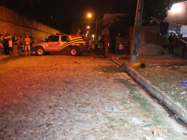 Homem foi morto com seis tiros na Zona Sudeste de Teresina.(Imagem:Ellyo Teixeira/G1)
