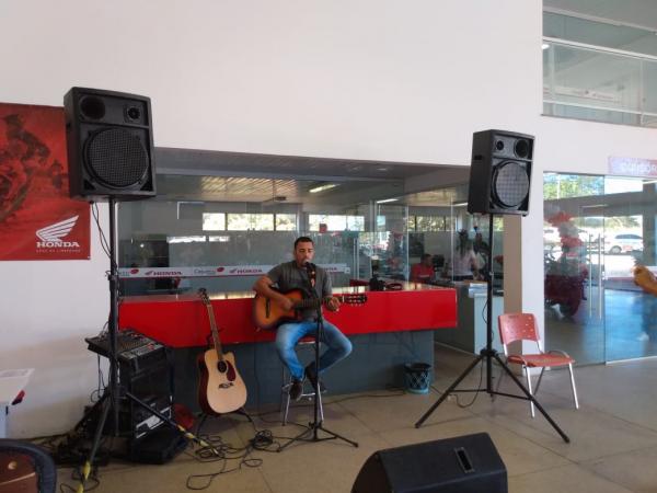 Café da manhã, benção solene e música ao vivo marcam os 22 anos da Cajueiro Motos em Floriano.(Imagem:FlorianoNews)