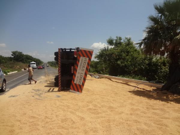 Carreta carregada de soja tomba na BR 230.(Imagem:FlorianoNews)