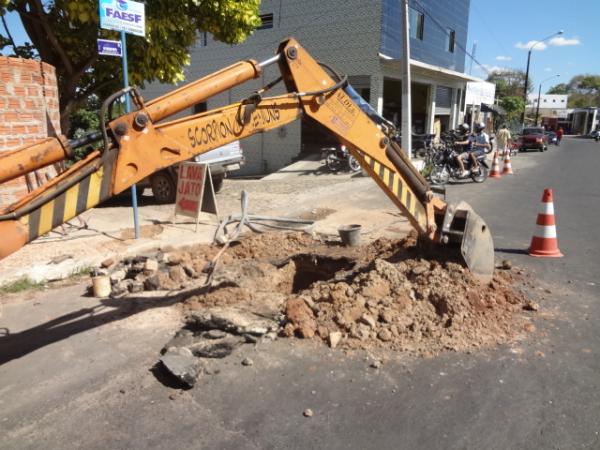 Vazamento de água na Av. Bucar Neto já foi solucionado.(Imagem:FlorianoNews)