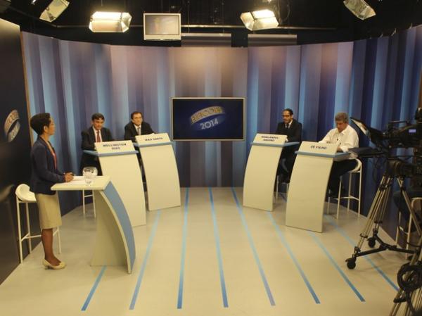 Candidatos nos estúdios da  TV Clube para o debate.(Imagem:Ellyo Teixeira/ G1)