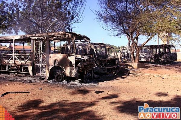 Cinco ônibus escolares são incendiados em pátio de escola.(Imagem:Piracuruca ao vivo)