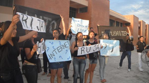 Alunos fazem protesto para cobrar melhorias na UFPI de Floriano.(Imagem:FlorianoNews)