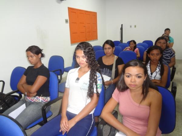 Reunião com calouros do Festival Estudantil 2012.(Imagem:FlorianoNews)