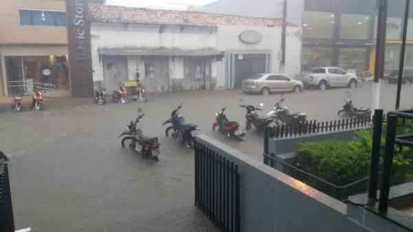 Chuva intensa causa alagamentos em vários pontos de Floriano. (Imagem:Reprodução/Whats App)