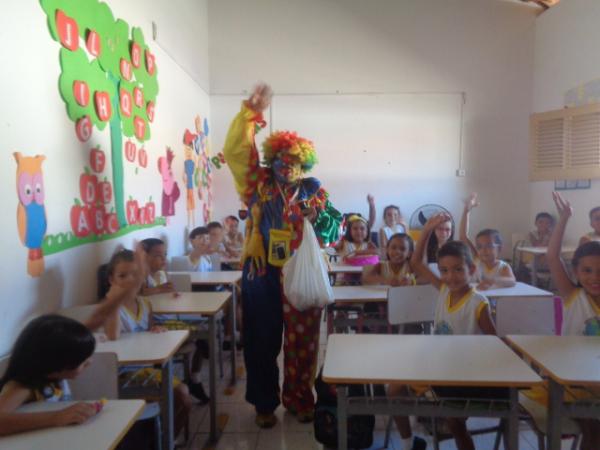 Palhaço Carrapeta faz distribuição de bombons na Escola Mega.(Imagem:FlorianoNews)
