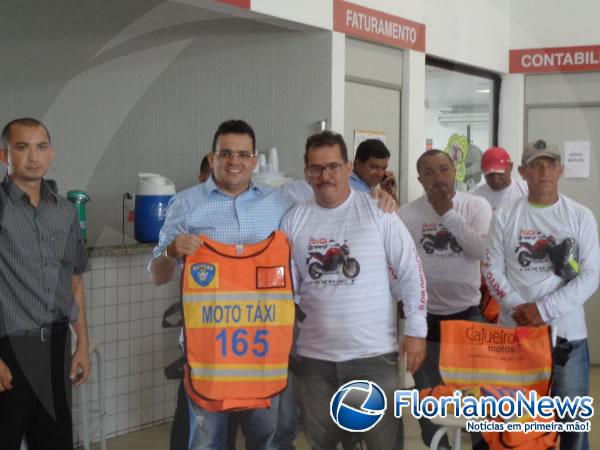 Mototaxistas florianenses recebem coletes de segurança.(Imagem:FlorianoNews)