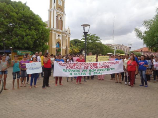 Professores fazem ato em frente à Prefeitura de Floriano.(Imagem:FlorianoNews)