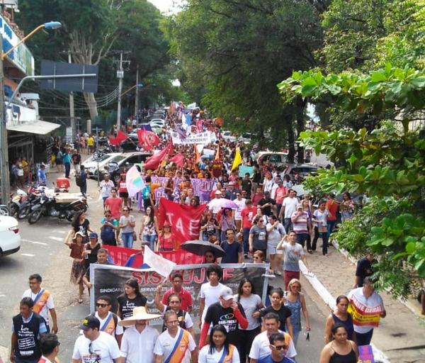 TERESINA, 10h16: Manifestante passando em frente ao Shopping da cidade no Centro.(Imagem:Andrê Nascimento/G1)