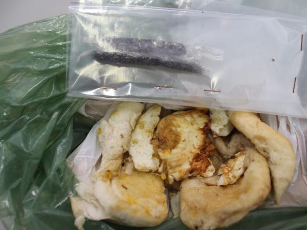 Trouxas de maconha estavam enrolada em ovo de sanduíche.(Imagem:Catarina Costa / G1)