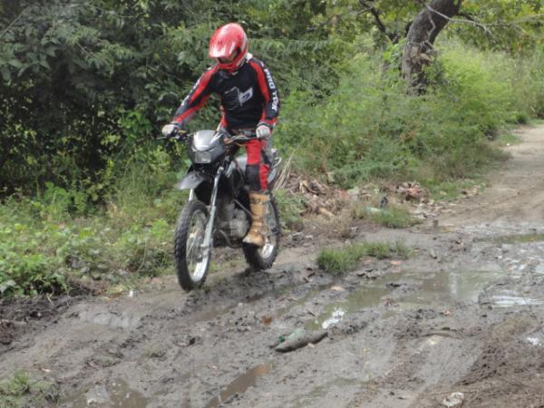 Motos potentes enfrentam a lama(Imagem:Floriano News)